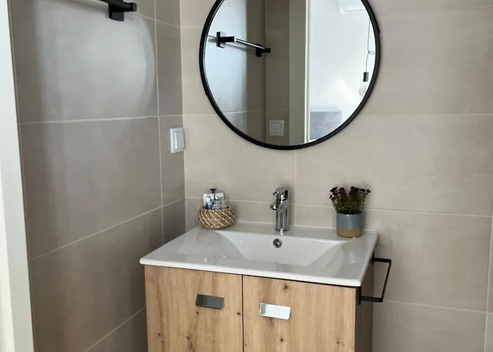 Villa Cerva Home بيت شباب *